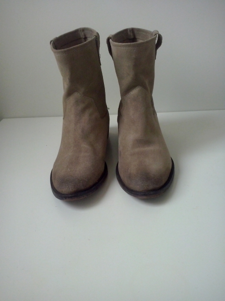 Zara Stiefeletten aus beigem Wildleder.