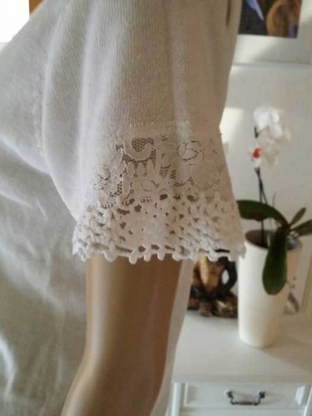 Sehr schöne Bluse/T-shirt mit gehackten spitze teilen / Authentic Clothing Company