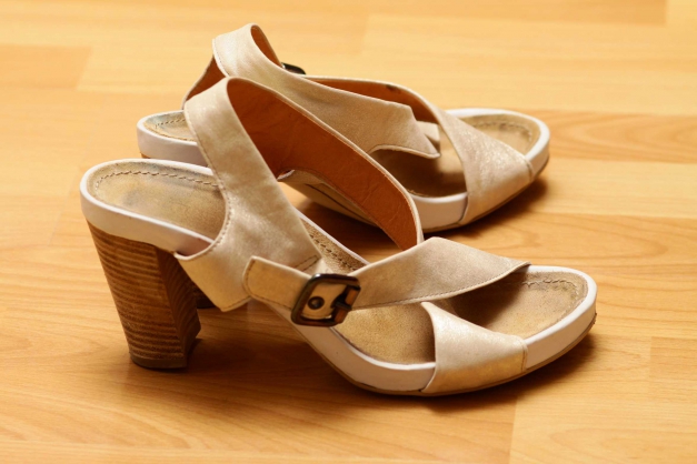 Closed Sandalen gold