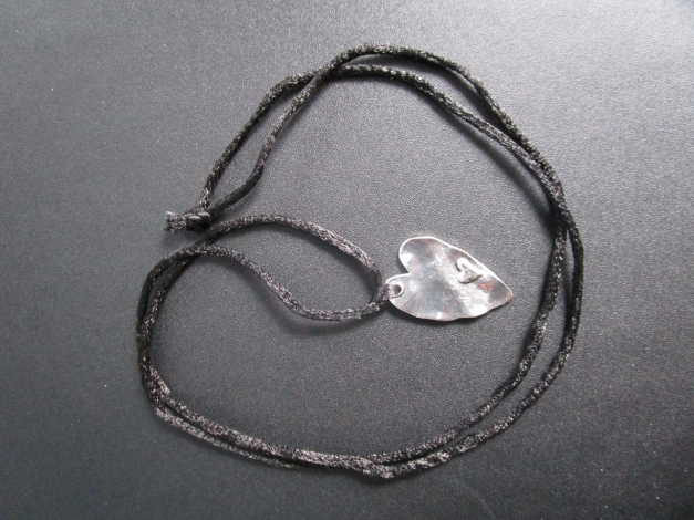 Seidenband mit Herzanhänger