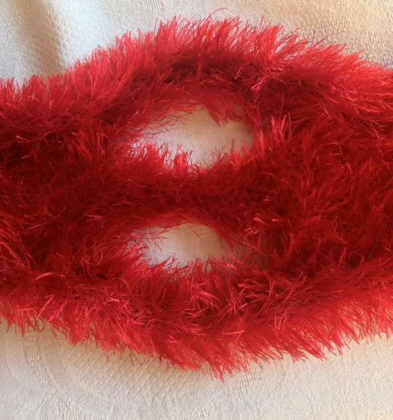 Roter kuscheliger kurzer Schal