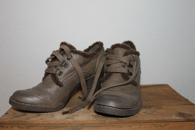 Khaki Stiefeletten mit Fell