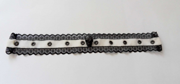 Schwarz weißes Lolitahalsband mit Spitze Samt Nieten und Totenkopf
