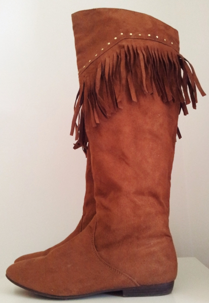Braune Stiefel mit Fransen und goldenen Applikationen