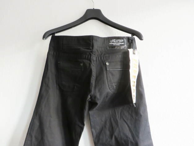 Lässige schwarze Schlaghose Gr. 28 bzw 36 Lackverzierungen bunte Reißverschlüsse