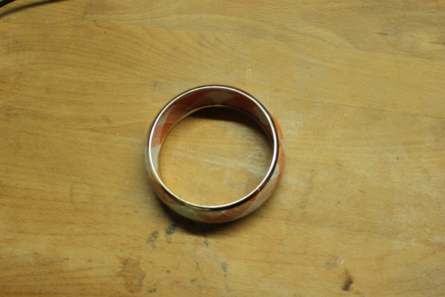 orange, weißer Stoffarmreif