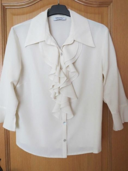 Bluse, Gr.42/M, schick, beige, mit Volant, 3/4 Arm
