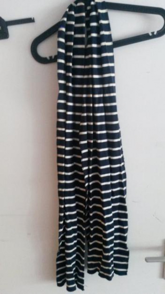 blau-weiß gestreifter Schal