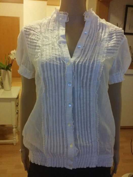 Super süße Bluse mit Spitze Details von attentif 