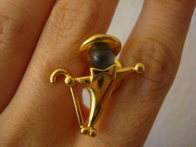 goldene Anstecknadel: Tänzer