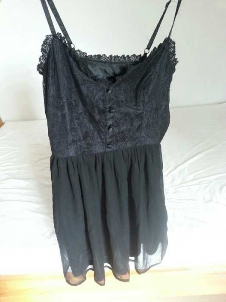 Kurzes schwarzes Cocktailkleid mit Chiffonrock