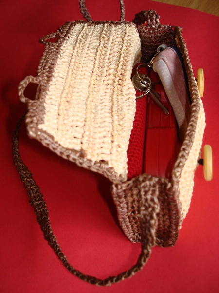 kleine gehäkelte Umhängetasche aus Bast, neu