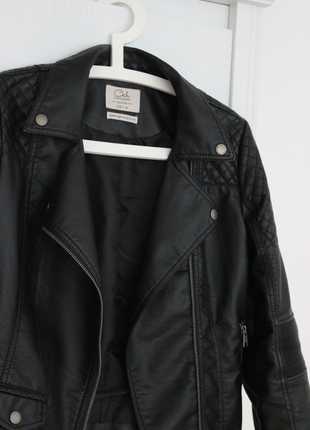 Schwarze Lederjacke im Bikerstil