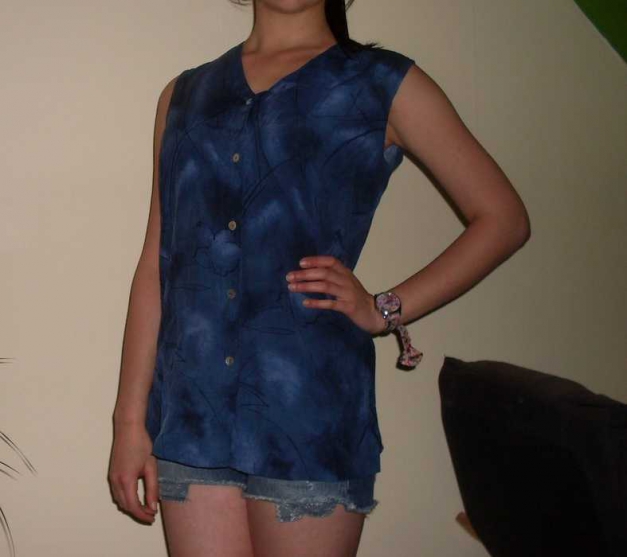 blaue ärmellose Bluse