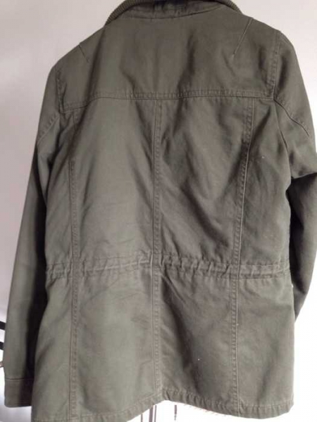 Khakifarbener Parka von Zara