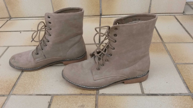 Stylische beige Schnürstiefel