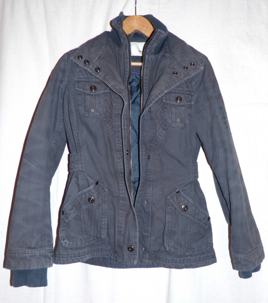 blaue Winterjacke