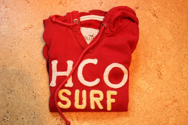 Roter Hollister-Pulli mit Kapuze