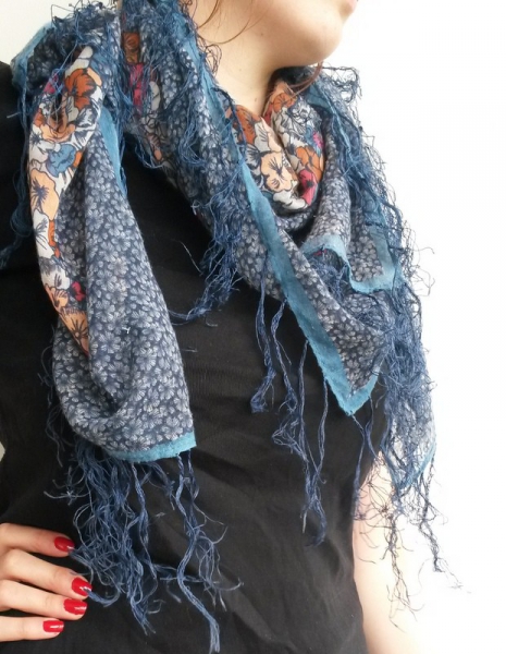 Tuch mit schönem Blumenmuster