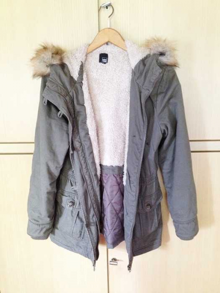 Khaki Parker mit Fellkaputze von Pimkie 