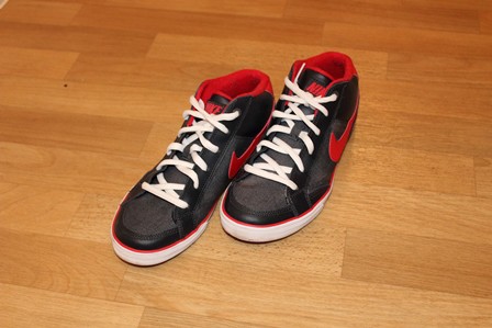 Süße Nikes in rot/grau/schwarz nur zwei Mal getragen