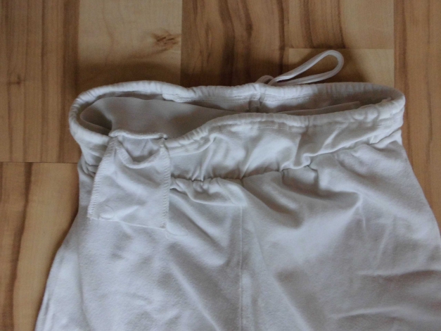 Schlichte weiße Stretch-Sporthose