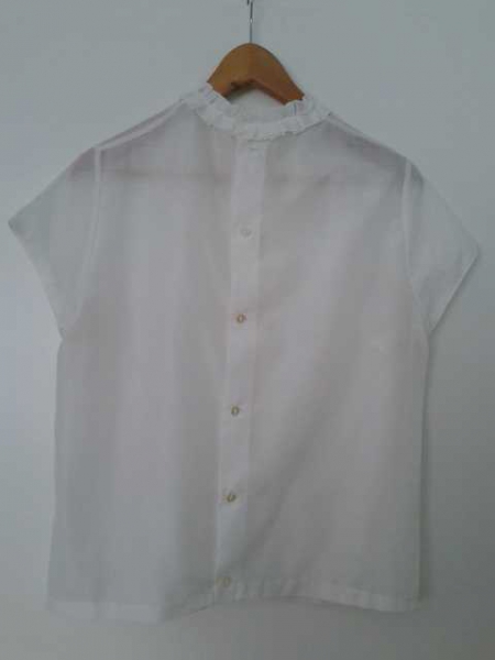 Transparente weiße Bluse mit hübscher Stickerei und Knöpfung am Rücken