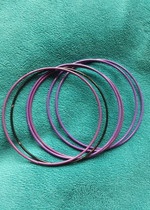 5 lila und 1 schwarzer Armreif