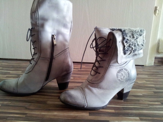 NEU! hellgraue Halbstiefel von Carinii