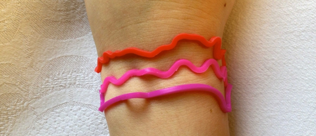 Drei Armbänder aus Gummi in verschiedenen Motiven