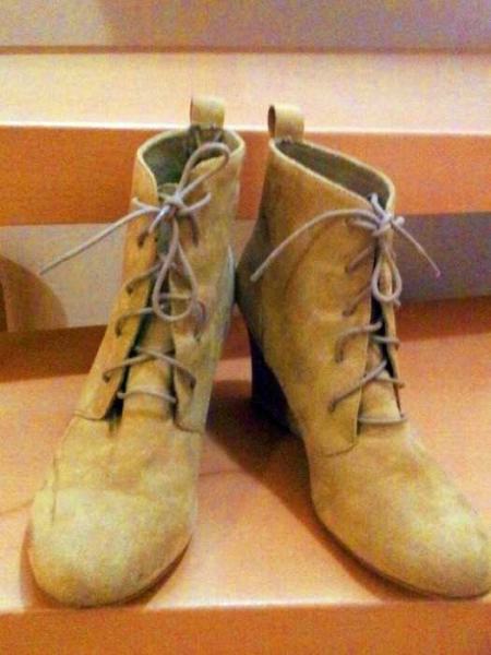 Kurze Stiefel aus Veloursleder / Orsay