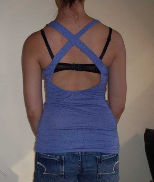 lila top mit überkreuzten trägern