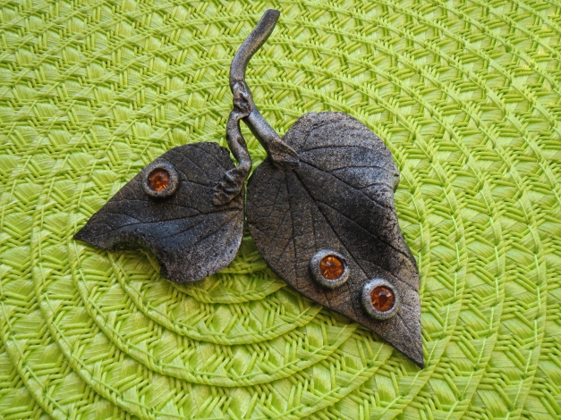 Brosche, Lederoptik, Blattform