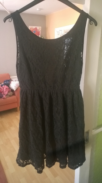 Schwarzes Spitzenkleid von New Yorker