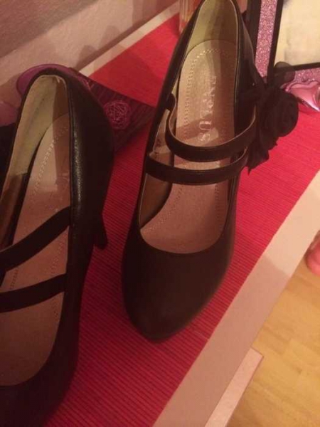 Schwarze high Heels mit Blume NEU!