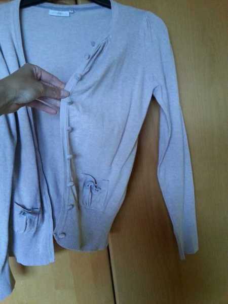 Beige Strickweste mit süßen Knöpfen und Schleifen