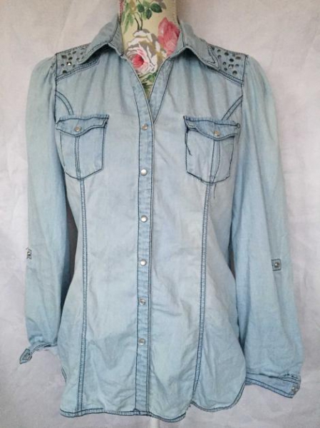 Helles Jeanshemd mit Nieten