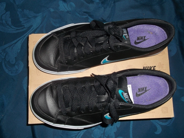 nagelneue.!! Nike Schuhe Gr.40 in schwarz,blau