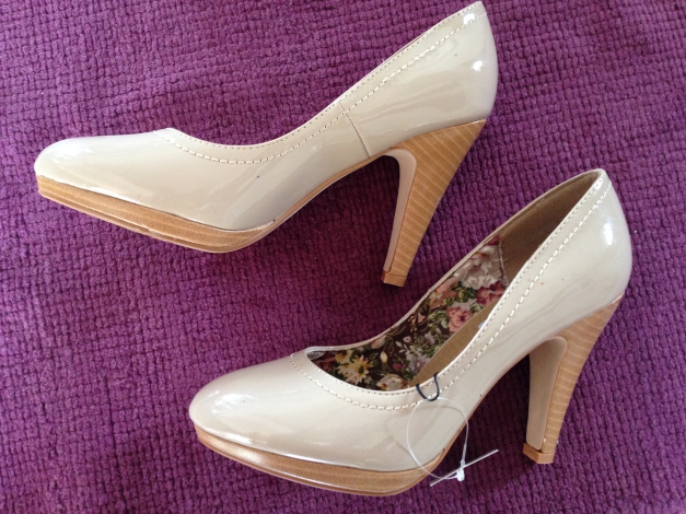 Wunderschöne, biege, Lack Pumps