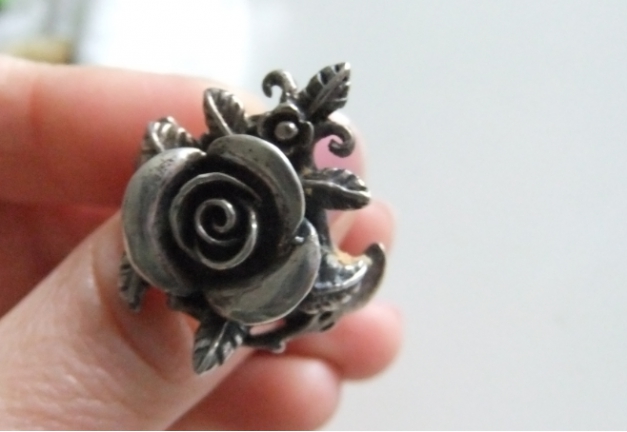 Eleganter Ring Gothic mit Rose 