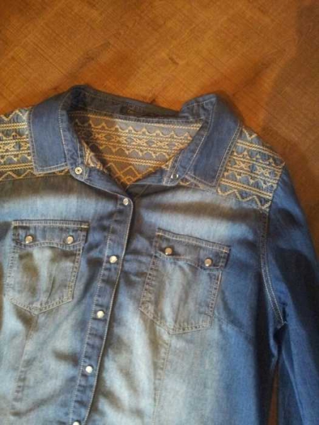 Jeansbluse von Colloseum - tolle Stickerei