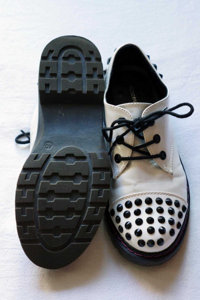 Weiße Nieten Lack Schuhe von Graceland