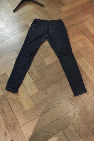  enge dunkelblaue Jeans