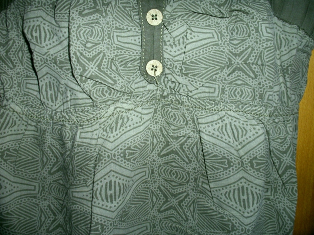 Bershka schulterfreies Top in khaki-grün