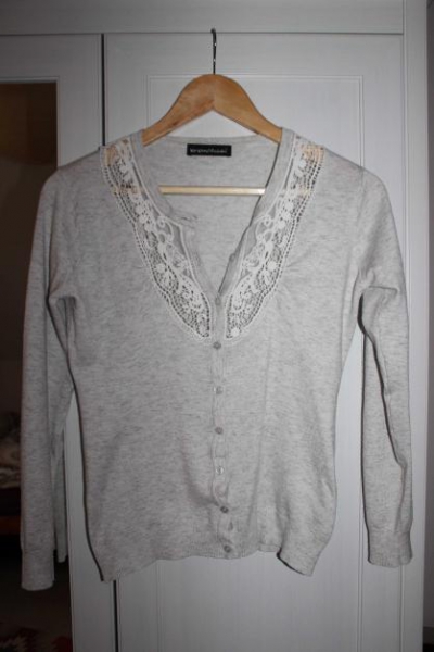 graue Strickjacke mit Spitze