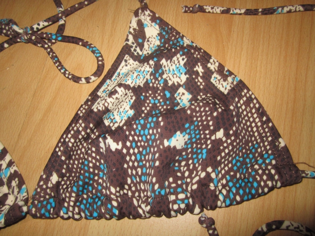 Brauner Bikini mit blauem und gelblichem Muster