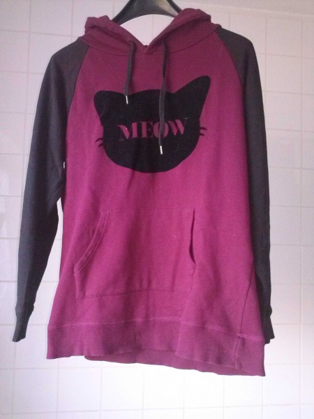 Dunkelroter Pullover