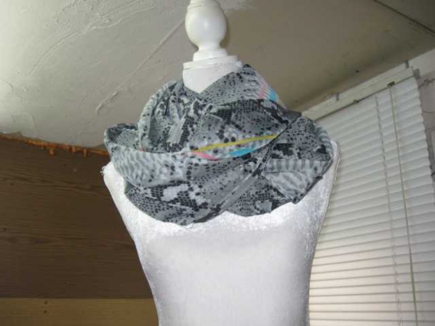 *** NEU ~ Loop Schal ~ Schlangenmuster ***