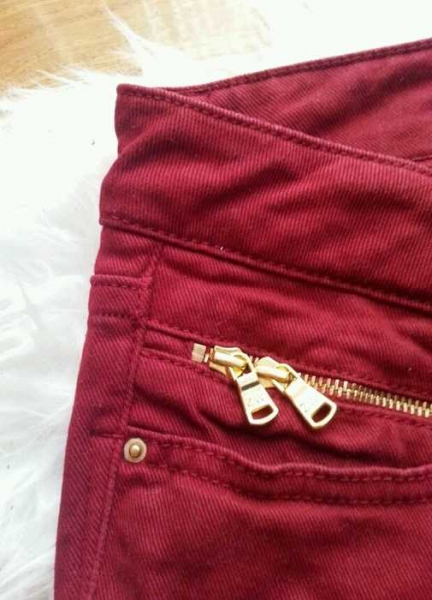 Röhrenjeans / Zara Rote Hose / skinny rotwein jeans / goldener Reißverschluss