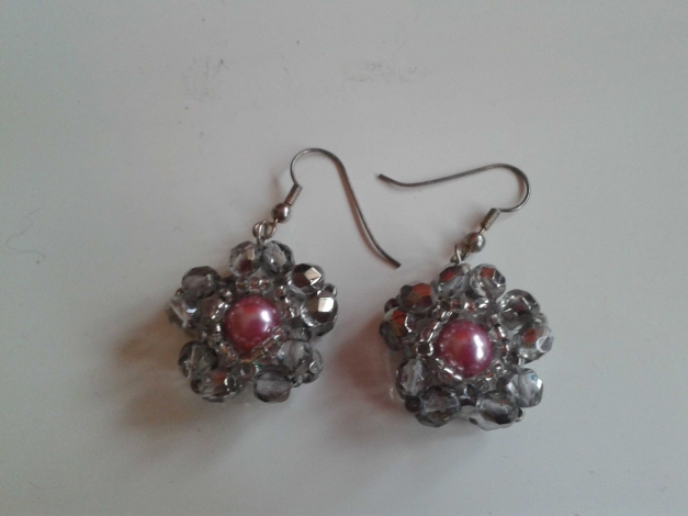 Blumenohrringe aus Perlen